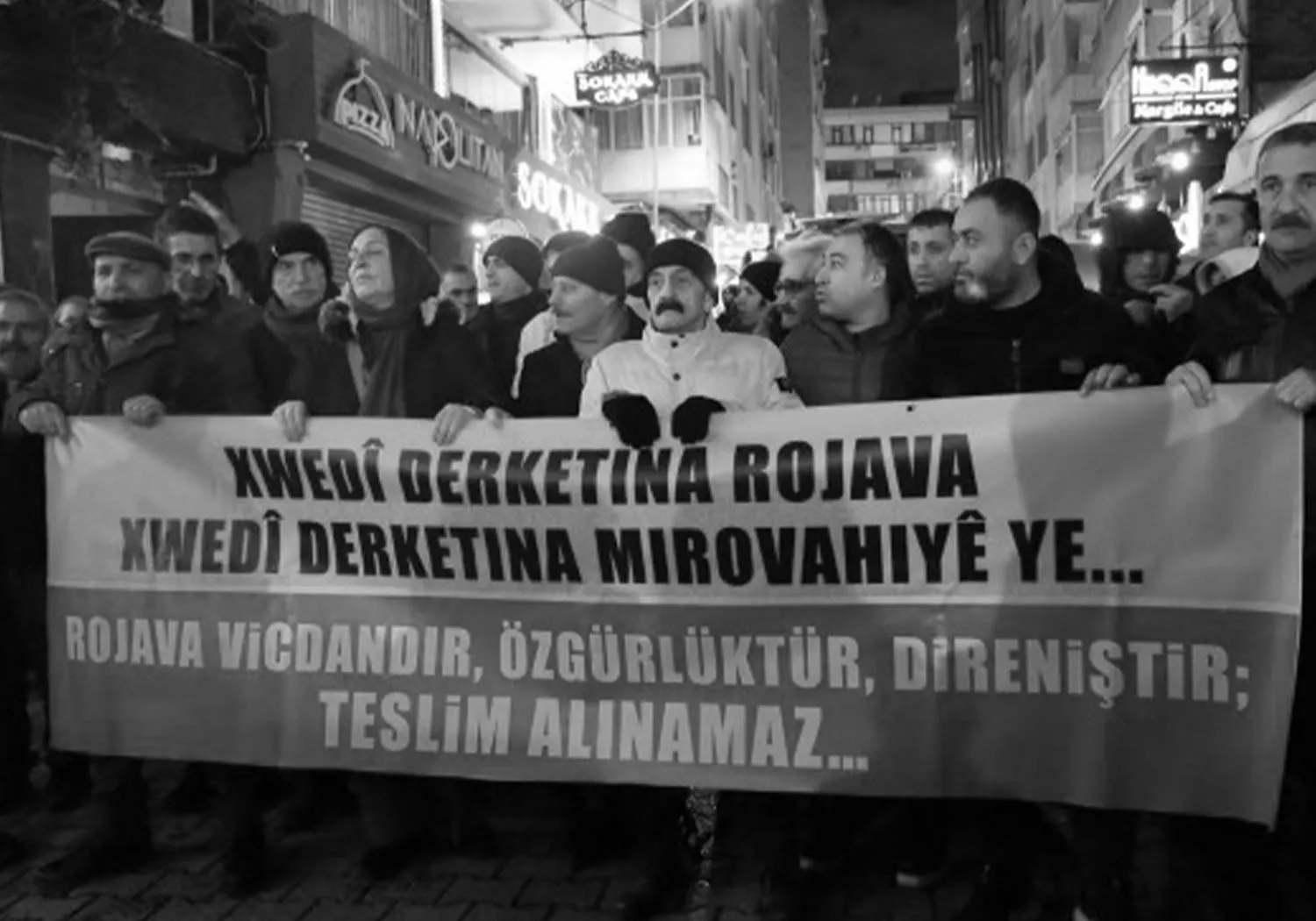 İstanbul’da Rojava için halk polis barikatlarını aştı